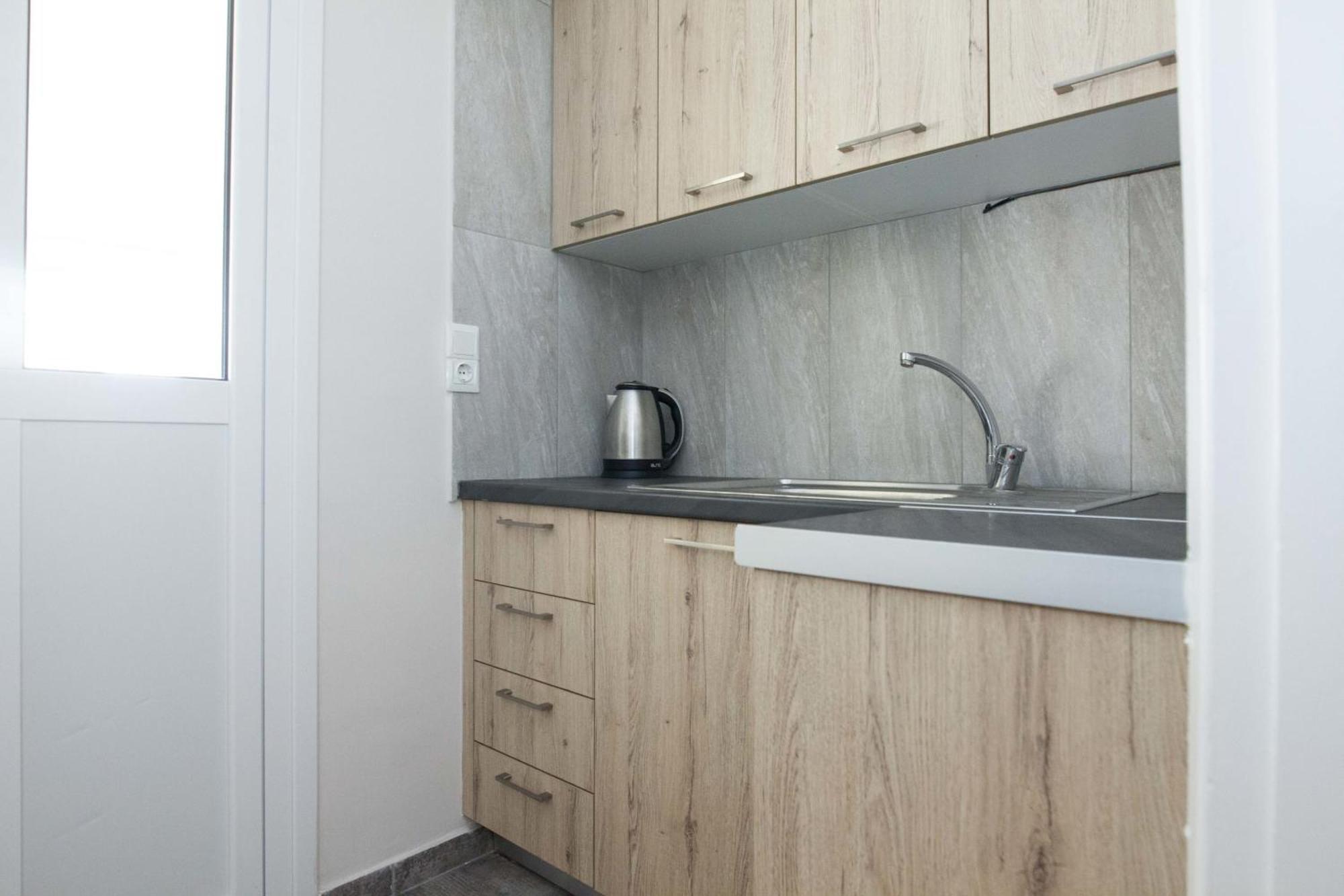 Modern 1 Bd Balcony Apt Near Metro In Kato Patisia Athen Exterior foto